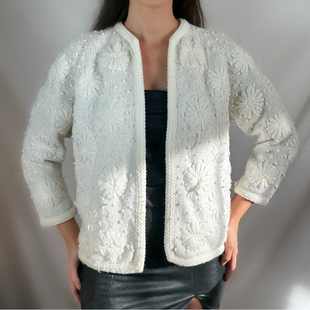 Vintage 60s white knit crochet flower cardigan sweater cottage small medium